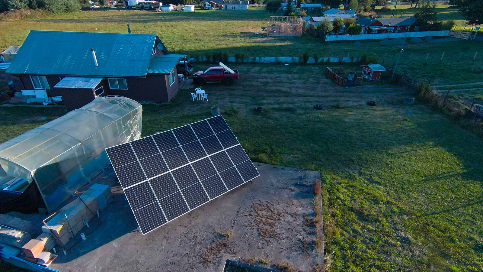Tecnicos instalando paneles solares